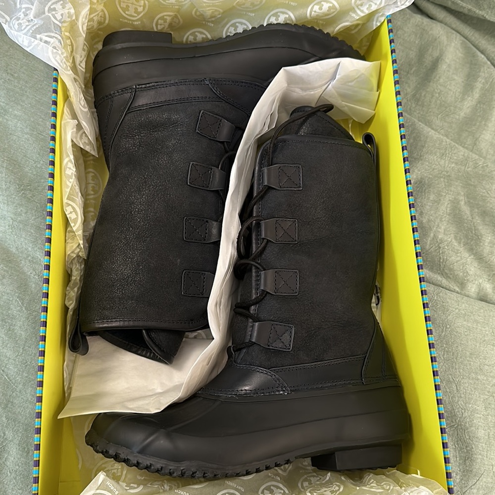New in Box Tory Burch Navy Shearling Argyll Lace-Up Duck Boot